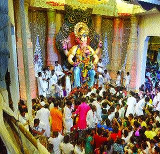 'King of Lalbagh' celebration celebrity crowd! | ‘लालबागचा राजा’ दर्शनास सेलीब्रिटींची गर्दी!