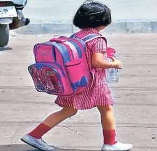 68 percent of children suffer from backache! | दप्तरामुळे ६८% मुलांना पाठदुखी!