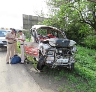 VIDEO: Two people were killed and 6 others injured in a road accident in Mumbai-Pune Expressway | VIDEO : मुंबई-पुणे एक्स्प्रेस वेवर गाडी नाल्यात कोसळून २ ठार, ६ जखमी