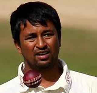 VIDEO - India's bowlers Pragyan Ojha hurt his head | VIDEO - भारताचा गोलंदाज प्रग्यान ओझा चेंडू डोक्याला लागून जखमी