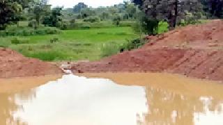 The pavement fell on the ground | तलावाच्या पाळीला पडल्या भेगा The pavement fell on the ground | तलावाच्या पाळीला पडल्या भेगा