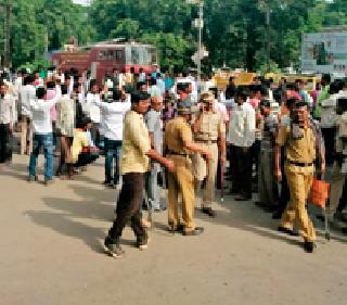 Stop the road from angry truck owners | भंडाऱ्यात संतप्त ट्रक मालकांचा रास्ता रोको Stop the road from angry truck owners | भंडाऱ्यात संतप्त ट्रक मालकांचा रास्ता रोको