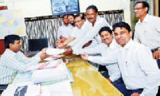Annabhau Sathe memorial committee's request | अण्णाभाऊ साठे स्मारक समितीचे निवेदन Annabhau Sathe memorial committee's request | अण्णाभाऊ साठे स्मारक समितीचे निवेदन