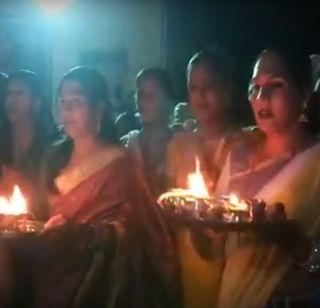 VIDEO-Jalgaon Ganapati's aarti values ​​third-party fathers | VIDEO- जळगावात गणपतीच्या आरतीचा मान तृतीयपंथीयांना