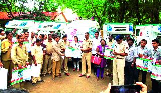 Police initiatives for the ambulance route | रुग्णवाहिकांच्या मार्गासाठी पोलिसांचा पुढाकार Police initiatives for the ambulance route | रुग्णवाहिकांच्या मार्गासाठी पोलिसांचा पुढाकार