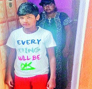 Thieves escaped due to intimidation by minors | अल्पवयीन मुलांच्या धाडसामुळे चोरटे पसार Thieves escaped due to intimidation by minors | अल्पवयीन मुलांच्या धाडसामुळे चोरटे पसार
