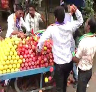 Mada's assault on Rada, Ghatkopar, fruit growers | मनसेचा पुन्हा राडा, घाटकोपरमध्ये फळविक्रेत्याला केली मारहाण Mada's assault on Rada, Ghatkopar, fruit growers | मनसेचा पुन्हा राडा, घाटकोपरमध्ये फळविक्रेत्याला केली मारहाण