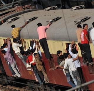 Mumbai's Lieftain recovers dead line, 15 dead in one day | मुंबईची लाईफलाईन पुन्हा ठरली डेथ लाईन, एकाच दिवसात १५ ठार Mumbai's Lieftain recovers dead line, 15 dead in one day | मुंबईची लाईफलाईन पुन्हा ठरली डेथ लाईन, एकाच दिवसात १५ ठार