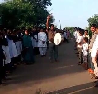 VIDEO: Open-ended students welcomed the 'avoidance' by the students | VIDEO : उघडयावर शौचास जाणा-यांचे विद्यार्थ्यांनी ‘टाळया’ वाजवून केले स्वागत VIDEO: Open-ended students welcomed the 'avoidance' by the students | VIDEO : उघडयावर शौचास जाणा-यांचे विद्यार्थ्यांनी ‘टाळया’ वाजवून केले स्वागत