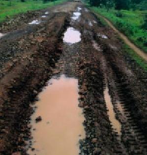 Roads to fly through the sand | रेती वाहतुकीने रस्ते जीवघेणे Roads to fly through the sand | रेती वाहतुकीने रस्ते जीवघेणे