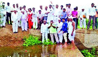 Tandoori floored in river Narandi | नारंदी नदीत साकारलेला बंधारा भरला तुडुंब