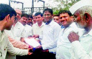 The movement of the farmers at the station sub-station | शेतकऱ्यांचे वीज उपकेंद्रात ठिय्या आंदोलन