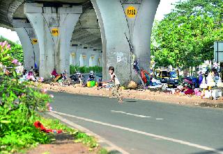 Under the flyovers 'as-there' | उड्डाणपुलाखालील परिस्थिती ‘जैसे-थे’