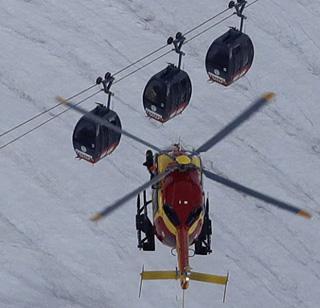 Cable car spoiled in the Alps mountain, tourists rescued on second day | आल्प्स पर्वतामध्ये केबल कार बिघडली, पर्यटकांची दुस-यादिवशी सुटका