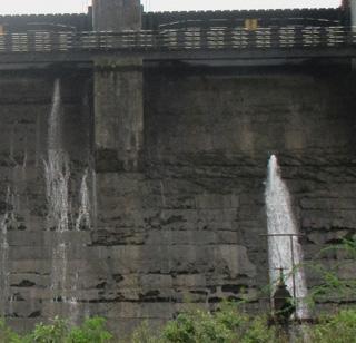 VIDEO - Waterfall now from the Wadivale dam | VIDEO - टेमघरनंतर आता वडिवळे धरणातून पाणीगळती