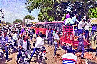On the road on the Kanda Falka road | सटाण्यात शेतकऱ्यांनी कांदा फेकला रस्त्यावर On the road on the Kanda Falka road | सटाण्यात शेतकऱ्यांनी कांदा फेकला रस्त्यावर