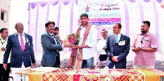 Duttu Bhokanal felicitated | दत्तू भोकनळ यांचा सत्कार Duttu Bhokanal felicitated | दत्तू भोकनळ यांचा सत्कार