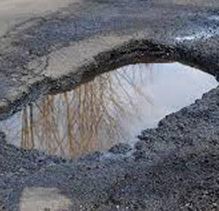 Army personnel seriously injured due to potholes in Aurangabad | औरंगाबादमधील खड्डयांमुळे सैन्यदलाचा जवान गंभीर जख्मी