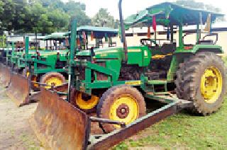 Four tractors caught in the tree trunk case | वृक्षतोड प्रकरणी चार ट्रॅक्टर पकडले