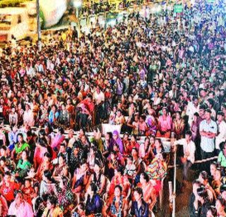 The crowd gathered to see the scenes | देखावे पाहण्यासाठी उसळली गर्दी