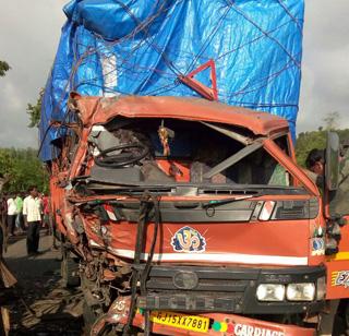 Two killed in a pistol accident | पेठ नजिक अपघातात दोन ठार