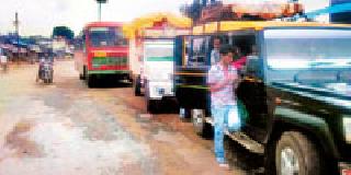 Hundreds of vehicles were stuck in Bhamraagad with ST buses | पुरामुळे भामरागडात एसटी बसेससह शेकडो वाहने अडकले