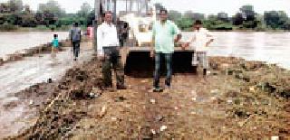 JCB trashed garbage at Karpada Ghat bridge | करपडा घाट पुलावरील कचरा जेसीबीने काढला