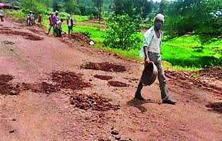 Begin the task of burning potholes | खड्डे बुजविण्याच्या कामाला सुरुवात