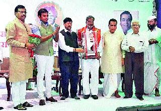 State Excise Farmers Award for Sanjay Padole | संजय पडोळ यांना राज्यस्तरीय आदर्श शेतकरी पुरस्कार State Excise Farmers Award for Sanjay Padole | संजय पडोळ यांना राज्यस्तरीय आदर्श शेतकरी पुरस्कार