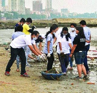 Student launches 'Cleanliness campaign' at Dadar Chowpatty | विद्यार्थ्यांनी राबविली दादर चौपाटीवर ‘स्वच्छता मोहीम’