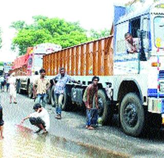 After 15 hours, they fell down from the floodplain | १५ तासानंतर ते पडले पुरातून बाहेर