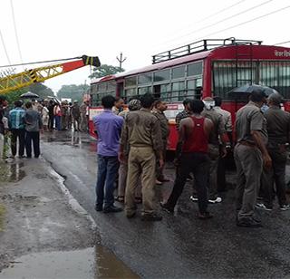 Electric wire collapsed on the bus, 9 killed and 18 injured | बसवर उच्च दाबाची विद्युत तार कोसळली, ९ ठार, १८ जखमी