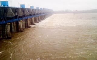 29 doors of 'Gosekhurd' opened half a meter | ‘गोसेखुर्द’ चे २९ दरवाजे अर्धा मीटरने उघडले 29 doors of 'Gosekhurd' opened half a meter | ‘गोसेखुर्द’ चे २९ दरवाजे अर्धा मीटरने उघडले