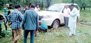 Wheat-operated vehicles of the Muranda forest | मुरांडा जंगलात फसले आमदारांचे वाहन