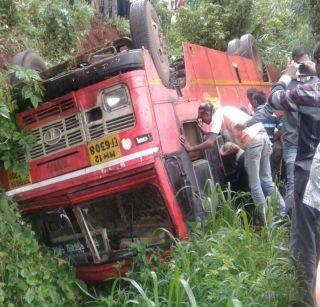 20 passengers injured in Kolhapur bus crash | कोल्हापूमध्ये बस उलटून 20 प्रवासी जखमी 20 passengers injured in Kolhapur bus crash | कोल्हापूमध्ये बस उलटून 20 प्रवासी जखमी