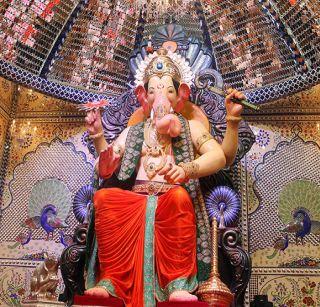 The visit of the King of Lalbaug by traveling from Washim to Mumbai | वाशीम ते मुंबई सायकल प्रवास करुन घेतली लालबागच्या राजाची भेट The visit of the King of Lalbaug by traveling from Washim to Mumbai | वाशीम ते मुंबई सायकल प्रवास करुन घेतली लालबागच्या राजाची भेट