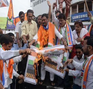 MNS ignited Vidarbha's flag | मनसेने जाळला विदर्भाचा झेंडा MNS ignited Vidarbha's flag | मनसेने जाळला विदर्भाचा झेंडा