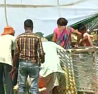 Rahul Gandhi's rally again in the cottage raid | राहुल गांधींच्या सभेत पुन्हा खाटांची पळवापळवी Rahul Gandhi's rally again in the cottage raid | राहुल गांधींच्या सभेत पुन्हा खाटांची पळवापळवी