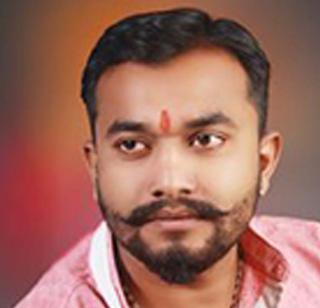 Mashishi cradle in the Maratha youth for the morcha | मोर्चासाठी मराठा युवकांमध्ये तलवार कट ‘मिशी'ची क्रेझ Mashishi cradle in the Maratha youth for the morcha | मोर्चासाठी मराठा युवकांमध्ये तलवार कट ‘मिशी'ची क्रेझ