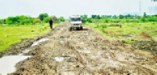 In the hut flats, but not the road! | झोपडीतून फ्लॅटमध्ये, पण रस्ताच नाही!