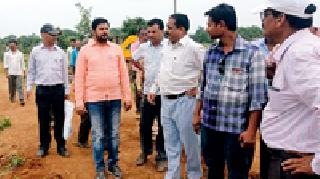 The water finally reached the ground | अखेर शेतात पाणी पोहचले The water finally reached the ground | अखेर शेतात पाणी पोहचले