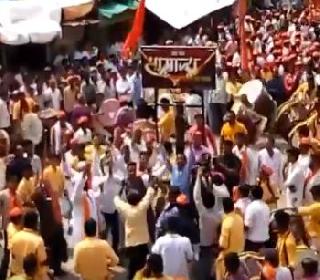 VIDEO: Honorable Minister of the House of Barabhai Ganapati in the procession held the contract | VIDEO: मानाच्या बाराभाई गणपती मिरवणुकीत गृहराज्यमंत्र्यांनी धरला ठेका