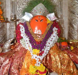 Hundreds of thousands of devotees attend the meeting of Vindhaharta Chintamani | विघ्नहर्ता चिंतामणीच्या दर्शनासाठी हजारो भाविकांची हजेरी