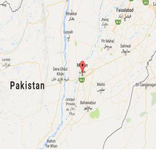 Train accident in Pakistan, 6 passengers die and 100 injured | पाकिस्तानमध्ये ट्रेनचा भीषण अपघात, 6 प्रवाशांचा मृत्यू तर 100 जखमी