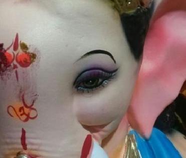 Tears of Lord Ganesha appearing to the devotees | भक्तांना दिसला अश्रू ढाळणारा गणपती