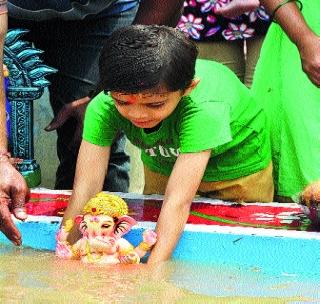 14 thousand Ganesha statues immersed on Ganesh Ghat! | गणेश घाटावर १४ हजार गणेश मूर्तींचे विसर्जन!