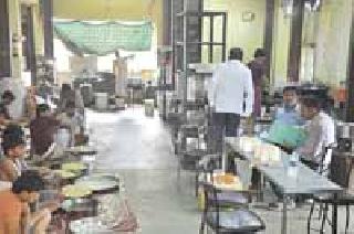 FDA raid on 'Raghuvir' | ‘रघुवीर’वर एफडीएची धाड FDA raid on 'Raghuvir' | ‘रघुवीर’वर एफडीएची धाड