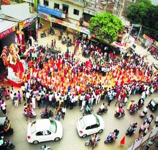 Deceiving to Bappa in the rainy season | चिंब पावसात बाप्पाला निरोप