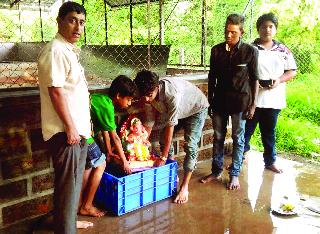 Eco-friendly Ganesh immersion in the field | शेतात इको फे्रंडली गणेश विसर्जन