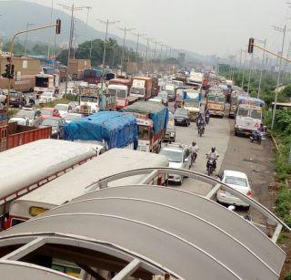 VIDEO: Traffic jam in Mumbai due to an accident at Vashi bridge | VIDEO: वाशी पुलावरील अपघातामुळे मुंबईत ट्राफिक जाम